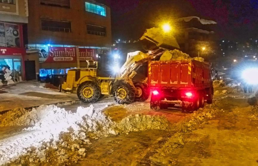 Kar kamyonlarla kent dışına taşındı, Hakkari biraz soluk aldı