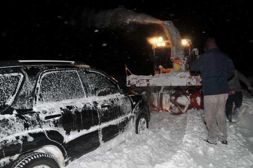 Kar kamyonlarla kent dışına taşındı, Hakkari biraz soluk aldı