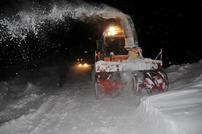 Kar kamyonlarla kent dışına taşındı, Hakkari biraz soluk aldı