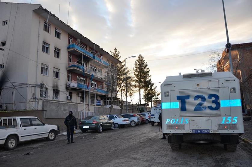 Diyarbakırın Çınar ilçesinde Emniyet binasına bombalı saldırı