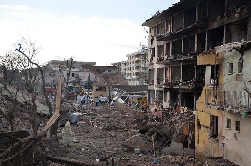 Diyarbakırın Çınar ilçesinde Emniyet binasına bombalı saldırı
