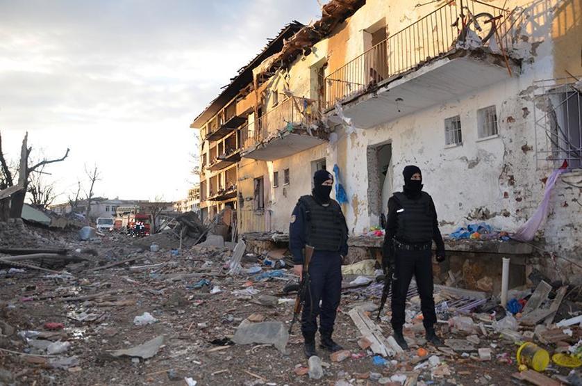 Diyarbakırın Çınar ilçesinde Emniyet binasına bombalı saldırı