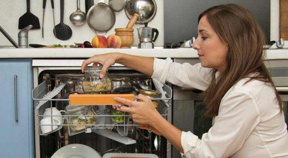 Yeni moda yemekleri bulaşık makinesinde pişirmek