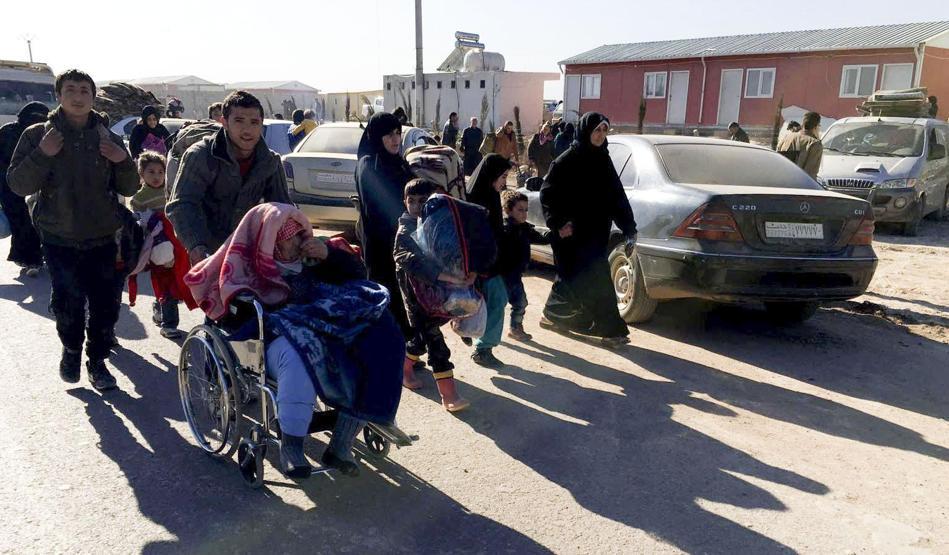 Halepten kaçan binlerce Suriyeli Türkiye sınırında