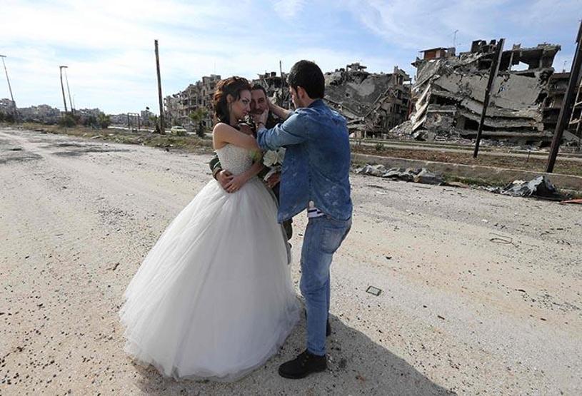 Düğün fotoğraflarını savaşın yıktığı Humusta çektirdiler