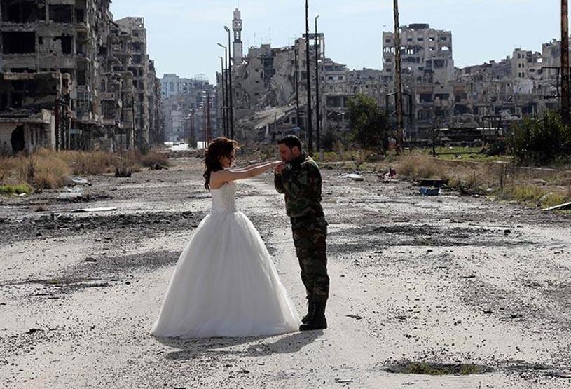 Düğün fotoğraflarını savaşın yıktığı Humusta çektirdiler