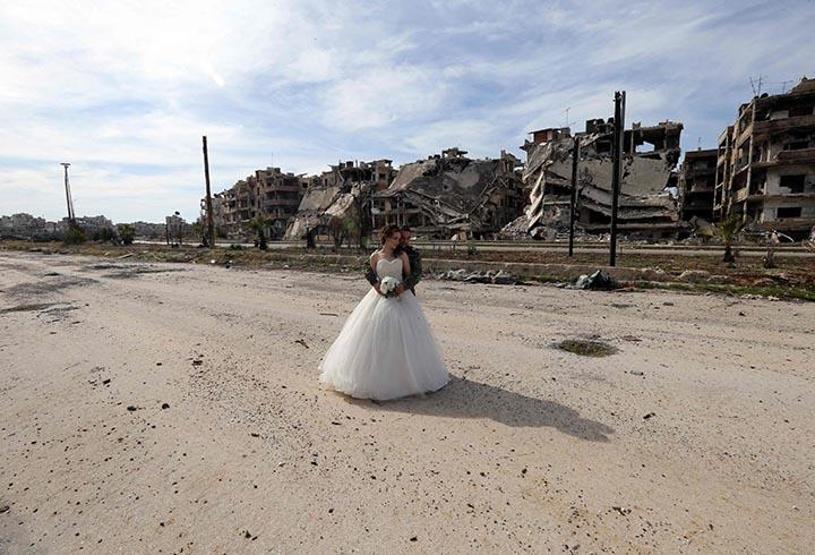 Düğün fotoğraflarını savaşın yıktığı Humusta çektirdiler