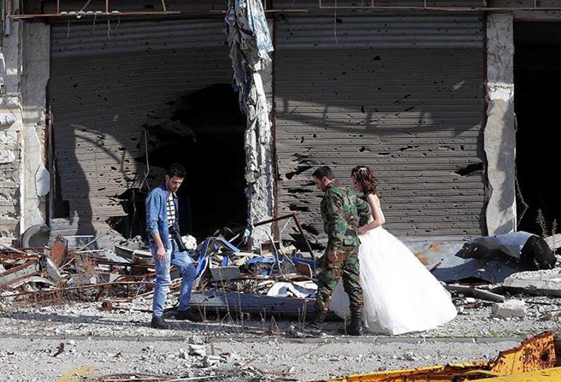 Düğün fotoğraflarını savaşın yıktığı Humusta çektirdiler