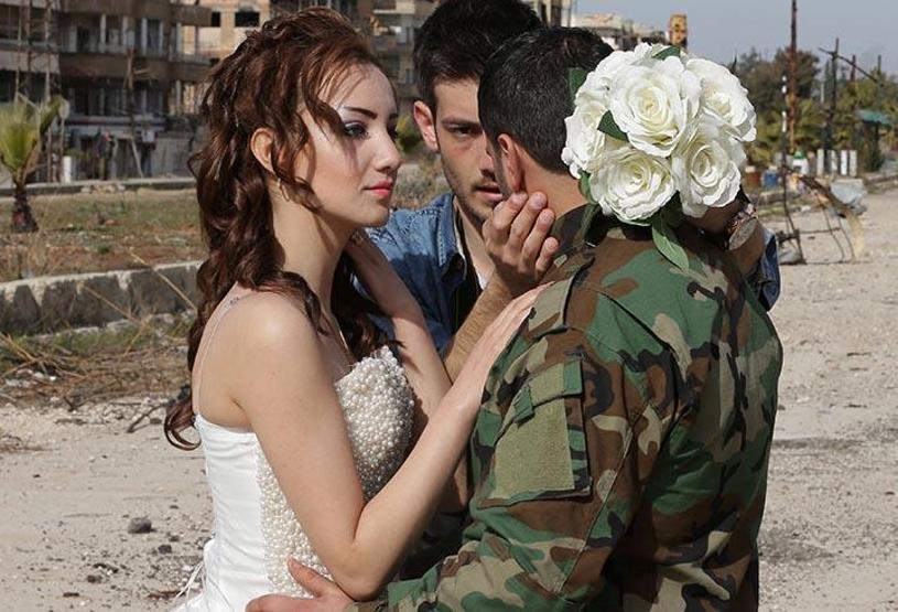 Düğün fotoğraflarını savaşın yıktığı Humusta çektirdiler