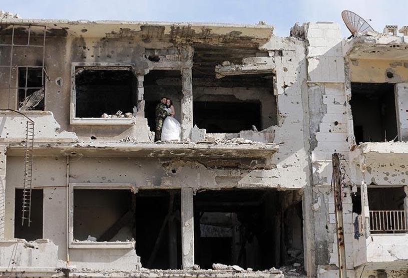 Düğün fotoğraflarını savaşın yıktığı Humusta çektirdiler