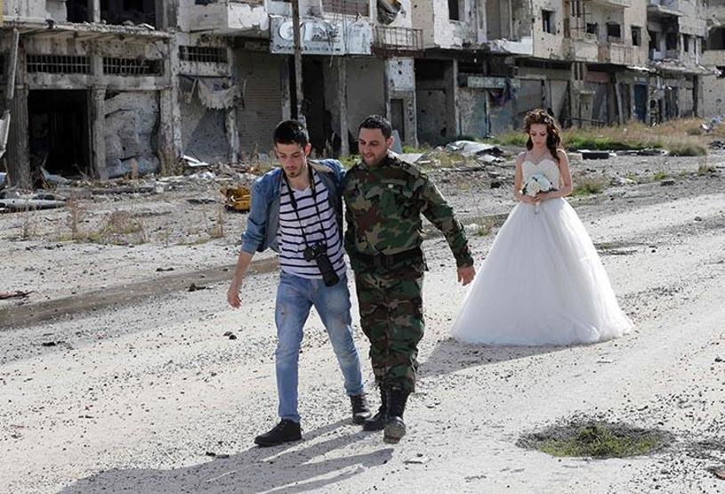 Düğün fotoğraflarını savaşın yıktığı Humusta çektirdiler