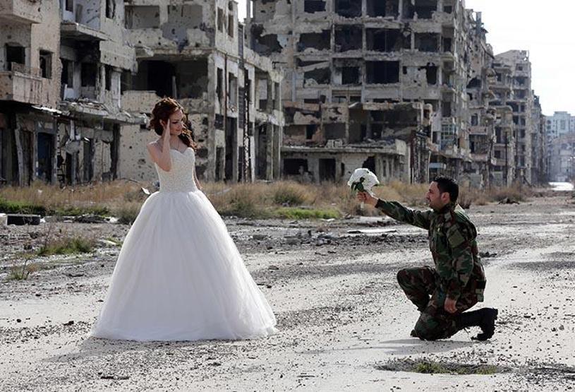 Düğün fotoğraflarını savaşın yıktığı Humusta çektirdiler