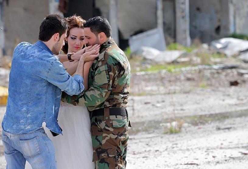 Düğün fotoğraflarını savaşın yıktığı Humusta çektirdiler