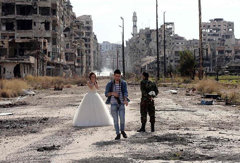 Düğün fotoğraflarını savaşın yıktığı Humusta çektirdiler