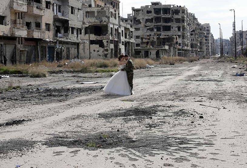 Düğün fotoğraflarını savaşın yıktığı Humusta çektirdiler