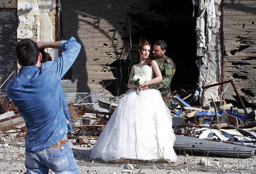 Düğün fotoğraflarını savaşın yıktığı Humusta çektirdiler