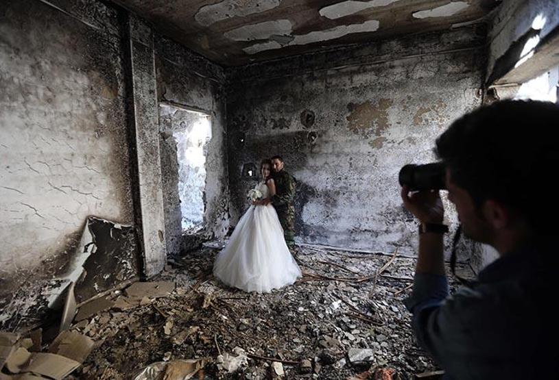 Düğün fotoğraflarını savaşın yıktığı Humusta çektirdiler