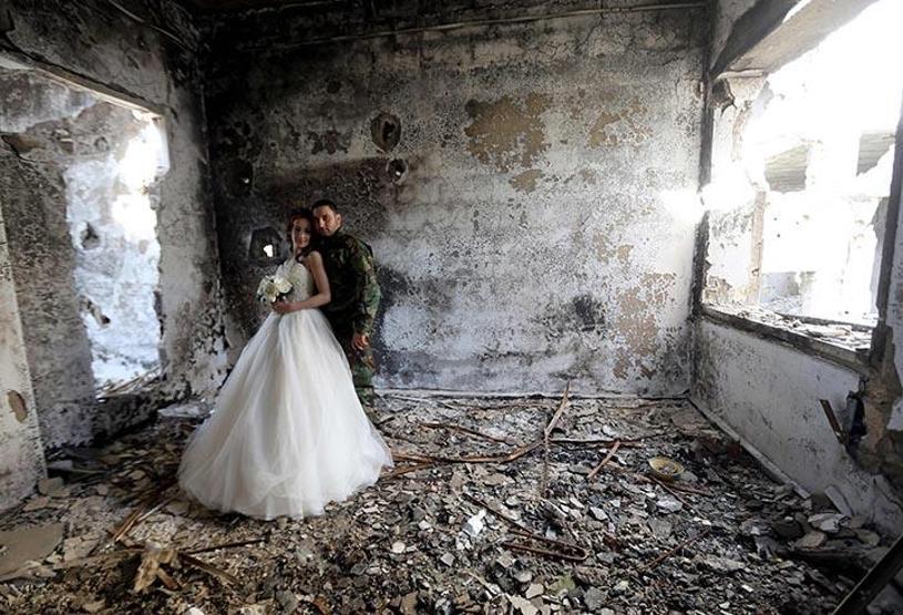 Düğün fotoğraflarını savaşın yıktığı Humusta çektirdiler