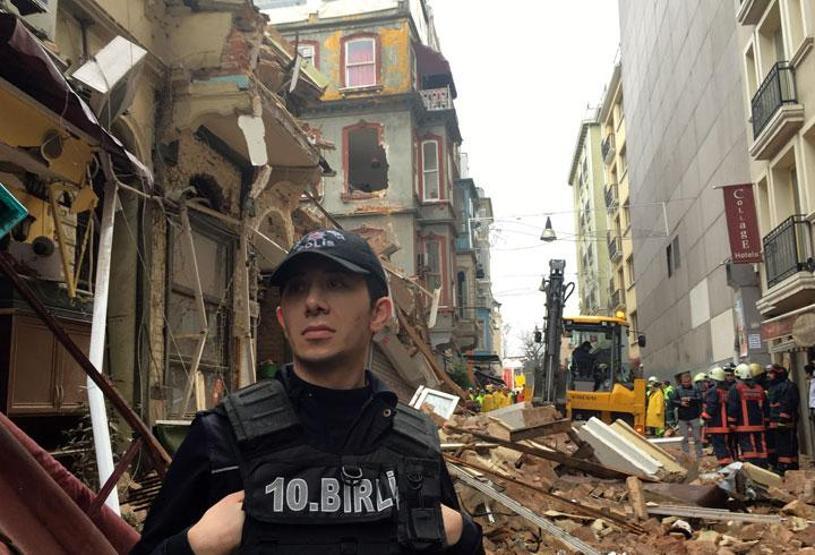 Beyoğlunda çökmenin yaşandığı sokaktan kareler