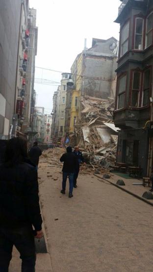 Beyoğlunda çökmenin yaşandığı sokaktan kareler