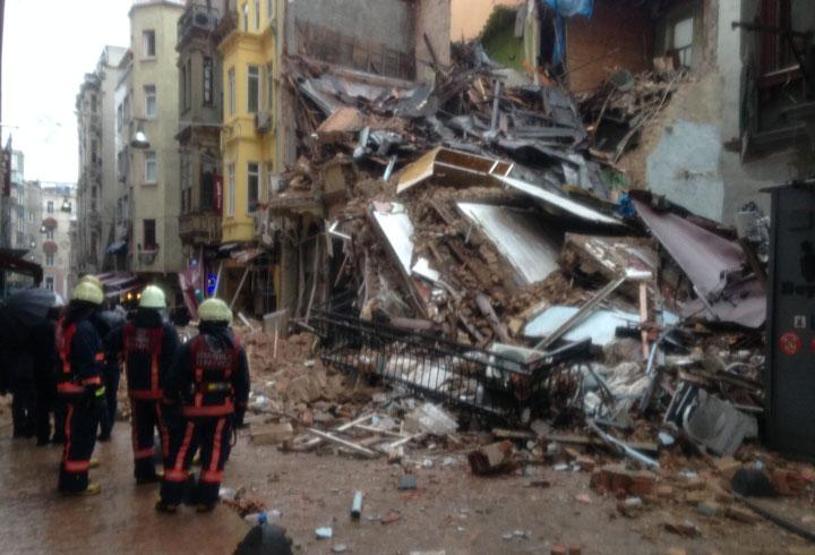 Beyoğlunda çökmenin yaşandığı sokaktan kareler