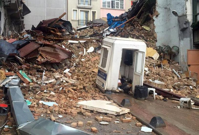 Beyoğlunda çökmenin yaşandığı sokaktan kareler