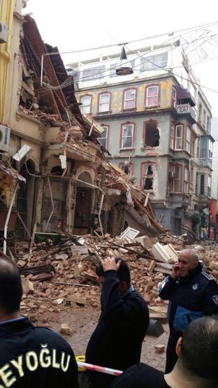 Beyoğlunda çökmenin yaşandığı sokaktan kareler