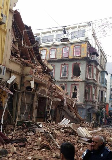 Beyoğlunda çökmenin yaşandığı sokaktan kareler