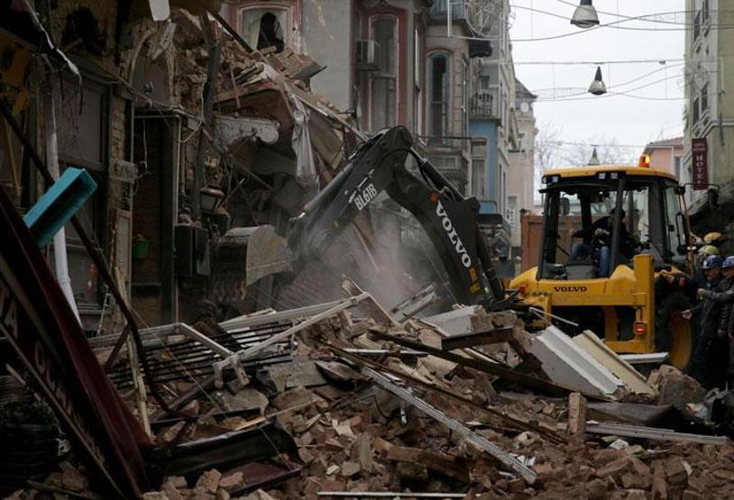 Beyoğlunda çökmenin yaşandığı sokaktan kareler
