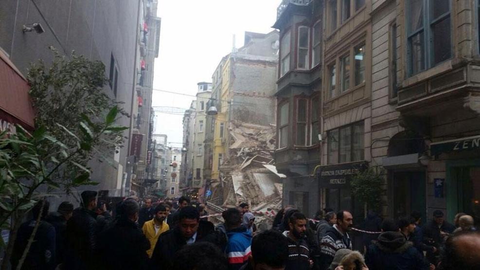Beyoğlunda çökmenin yaşandığı sokaktan kareler