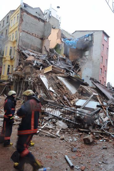 Beyoğlunda çökmenin yaşandığı sokaktan kareler