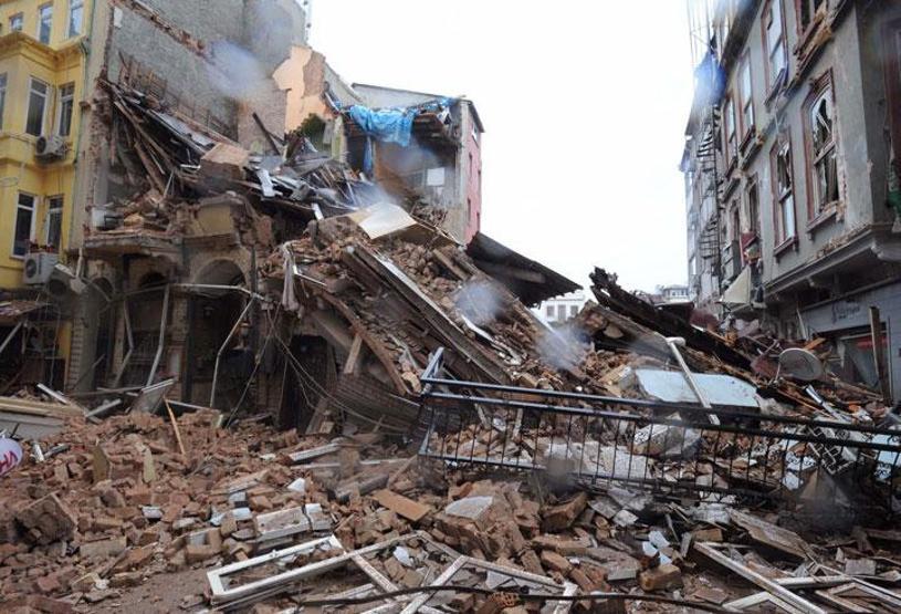 Beyoğlunda çökmenin yaşandığı sokaktan kareler