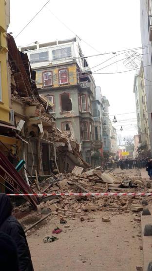 Beyoğlunda çökmenin yaşandığı sokaktan kareler
