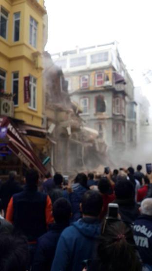 Beyoğlunda çökmenin yaşandığı sokaktan kareler