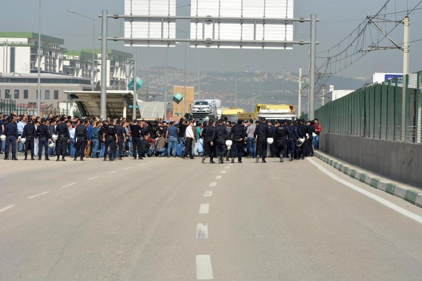 Eylemdeki Renault işçilerine polis müdahalesi