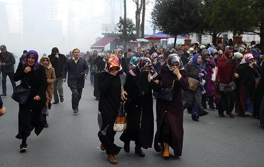 Zaman Gazetesi önündeki protestoculara polis müdahalesi