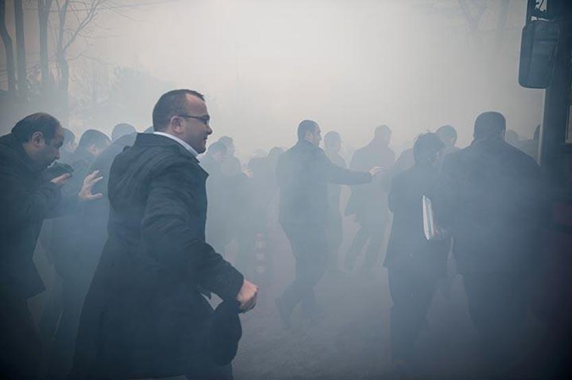 Zaman Gazetesi önündeki protestoculara polis müdahalesi