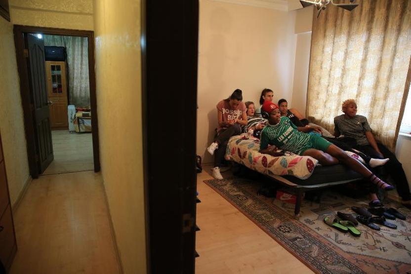 8 kadın futbolcu 5 odalı evi paylaşıyor