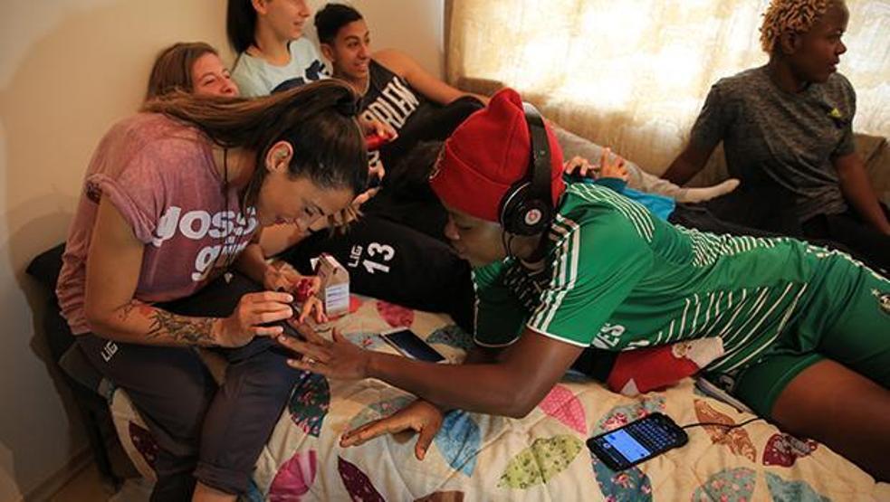 8 kadın futbolcu 5 odalı evi paylaşıyor
