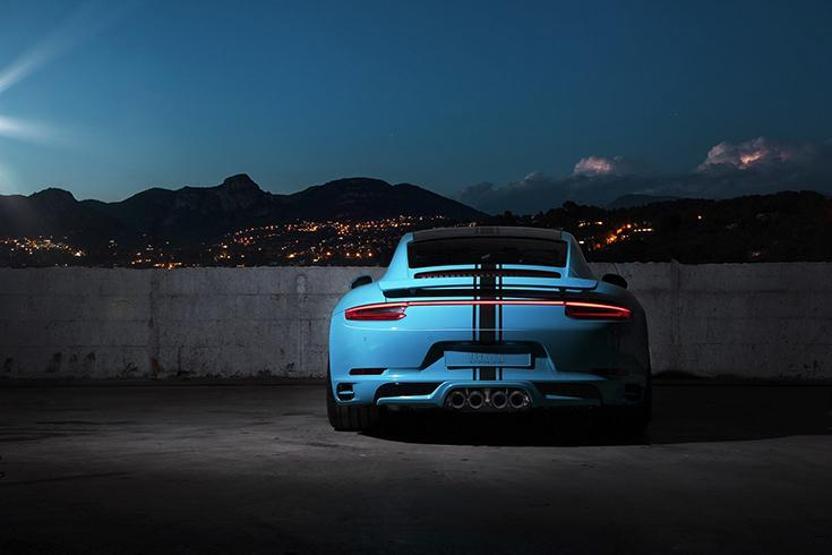 Mavi esinti Porsche 911 Carrerada
