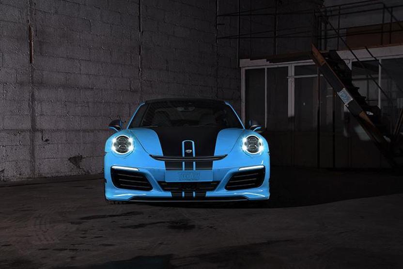 Mavi esinti Porsche 911 Carrerada