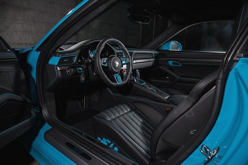 Mavi esinti Porsche 911 Carrerada