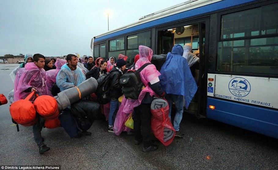 Suriyeli anne yeni doğan bebeğini çamurlu suyla yıkadı