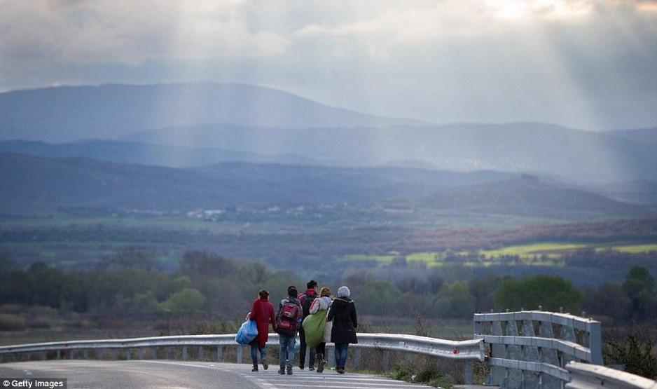 Suriyeli anne yeni doğan bebeğini çamurlu suyla yıkadı
