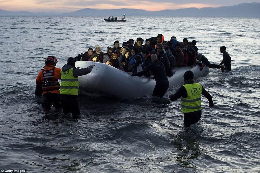 Suriyeli anne yeni doğan bebeğini çamurlu suyla yıkadı