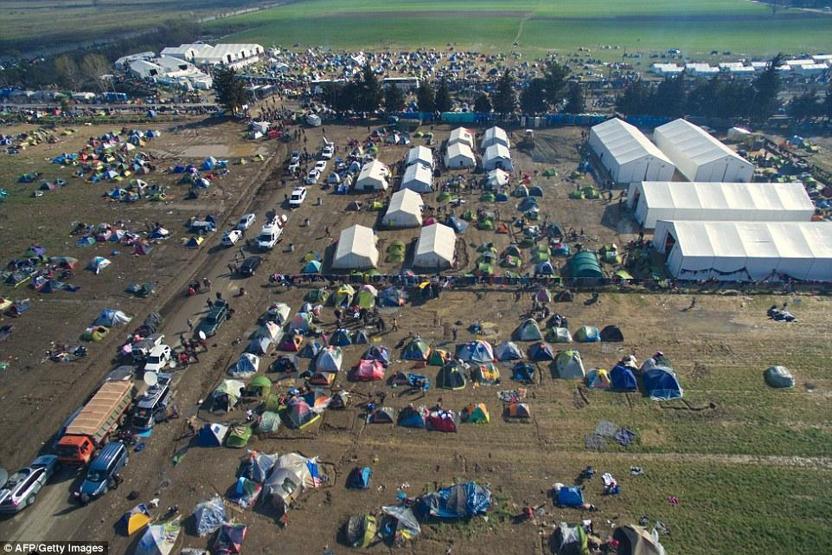Suriyeli anne yeni doğan bebeğini çamurlu suyla yıkadı