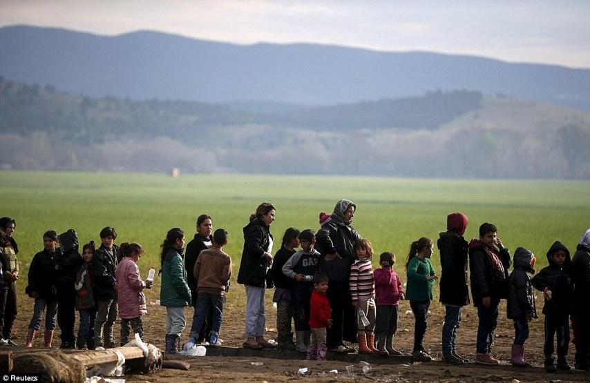 Suriyeli anne yeni doğan bebeğini çamurlu suyla yıkadı
