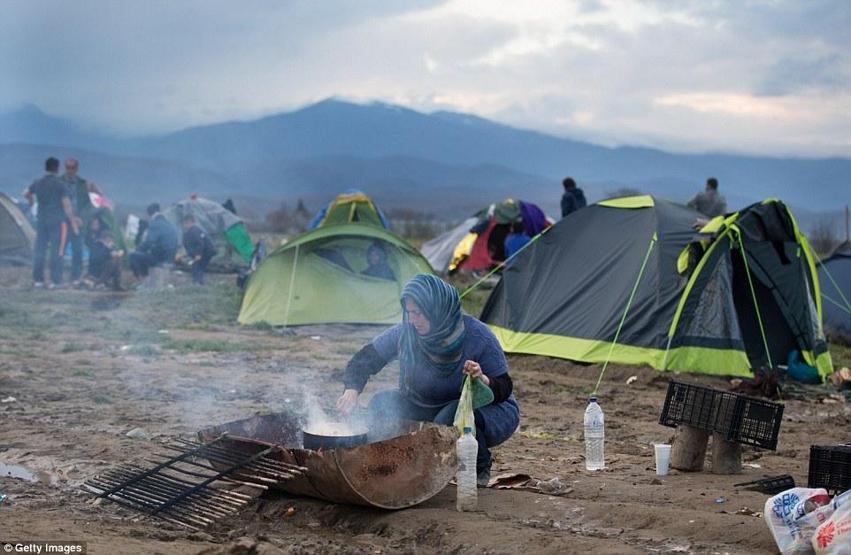 Suriyeli anne yeni doğan bebeğini çamurlu suyla yıkadı