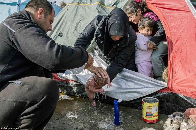 Suriyeli anne yeni doğan bebeğini çamurlu suyla yıkadı