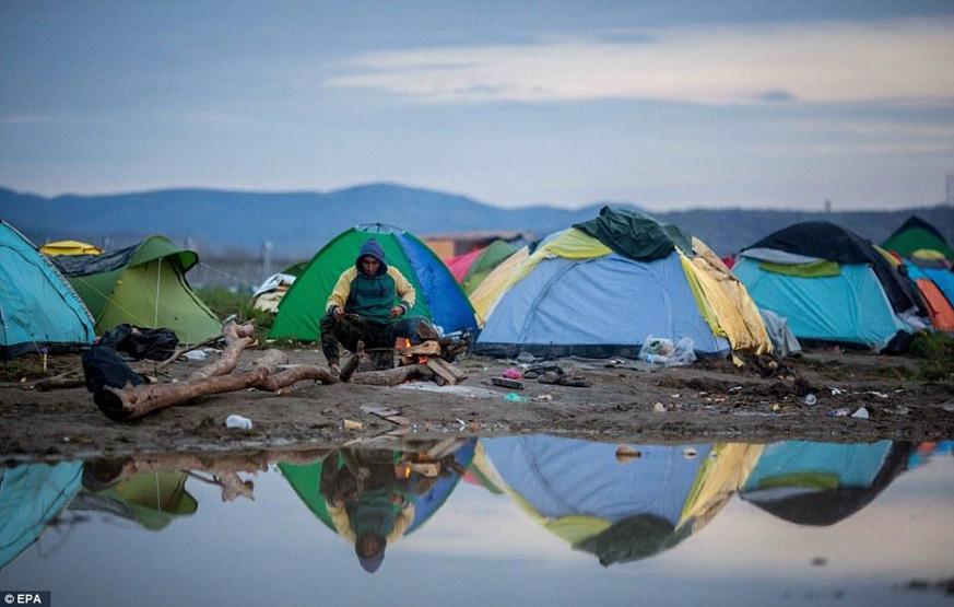 Suriyeli anne yeni doğan bebeğini çamurlu suyla yıkadı